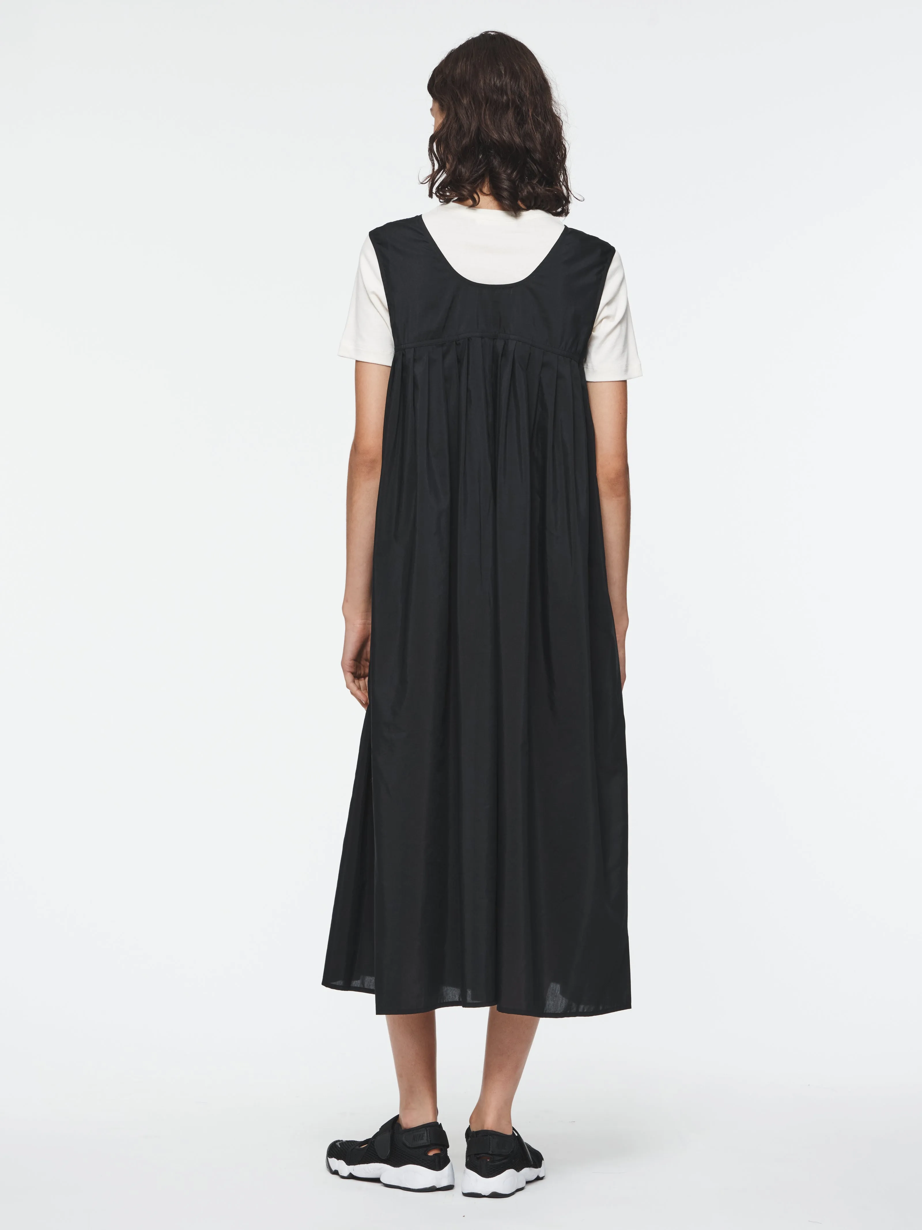 Sleeveless Pleated Embroidery Dress in Black